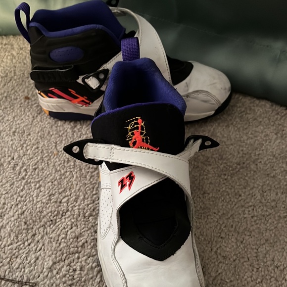 Boys Jordan’s - Picture 2 of 4